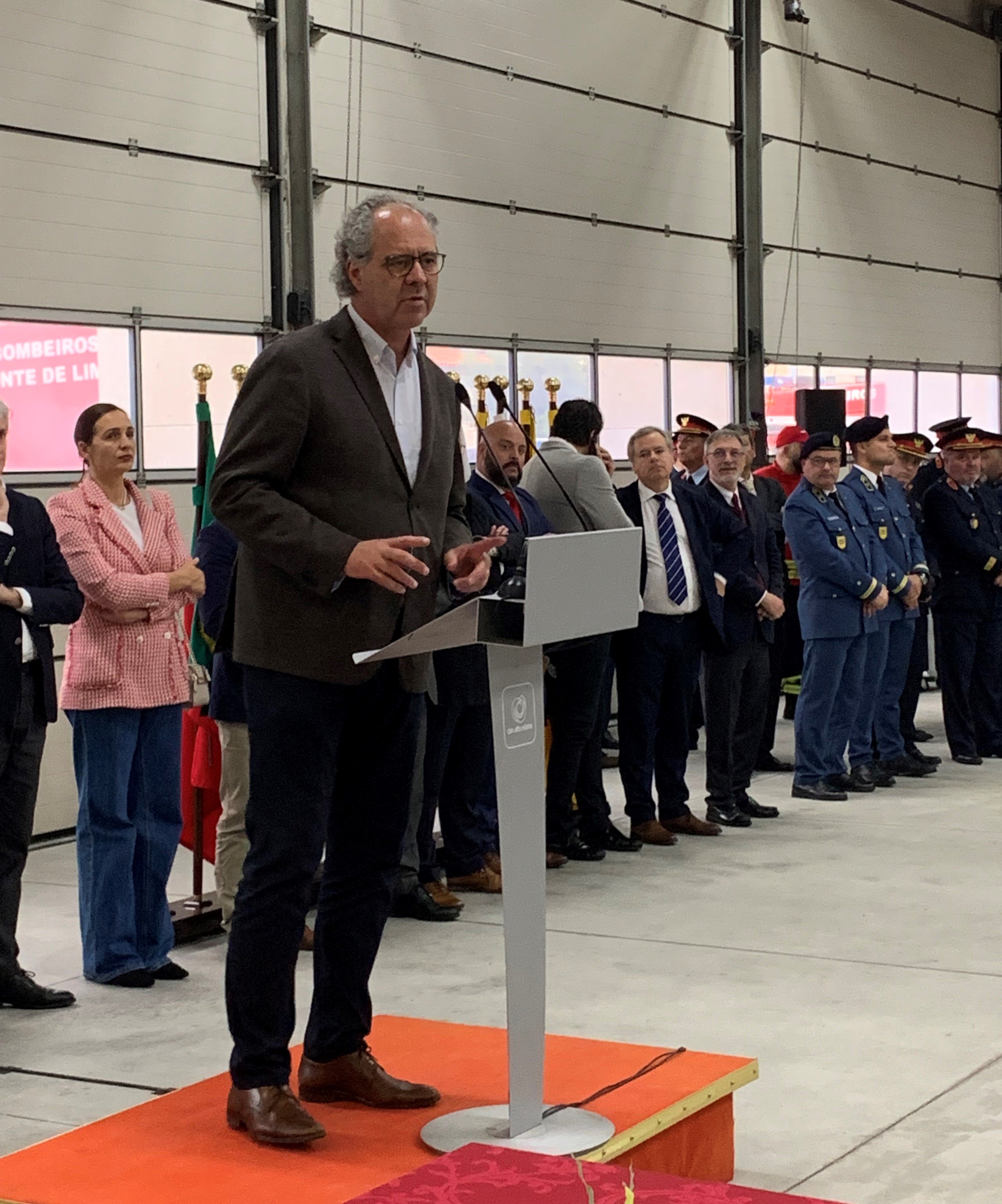 Na imagem vê-se o presidente da CIM Alto Minho num púlpito a fazer o seu discurso e, atrás, dispostos lado a lado vários representantes das entidades presentes na cerimónia.